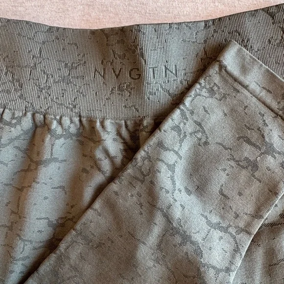 NVGTN Breakthrough Seamless Set Leggings XS and Sports Bra S - Picture 3 of 9